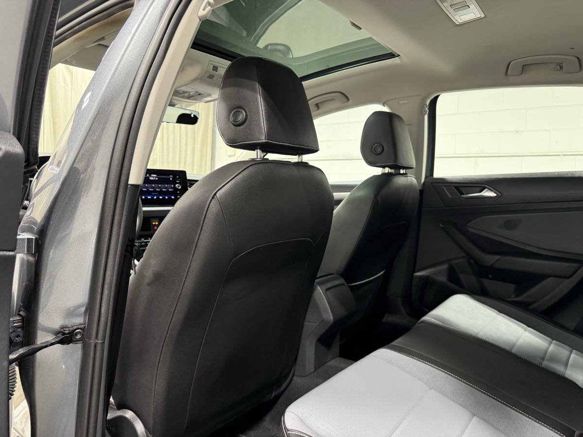 Used 2025 Volkswagen Jetta SE w/ Sunroof Package image 17