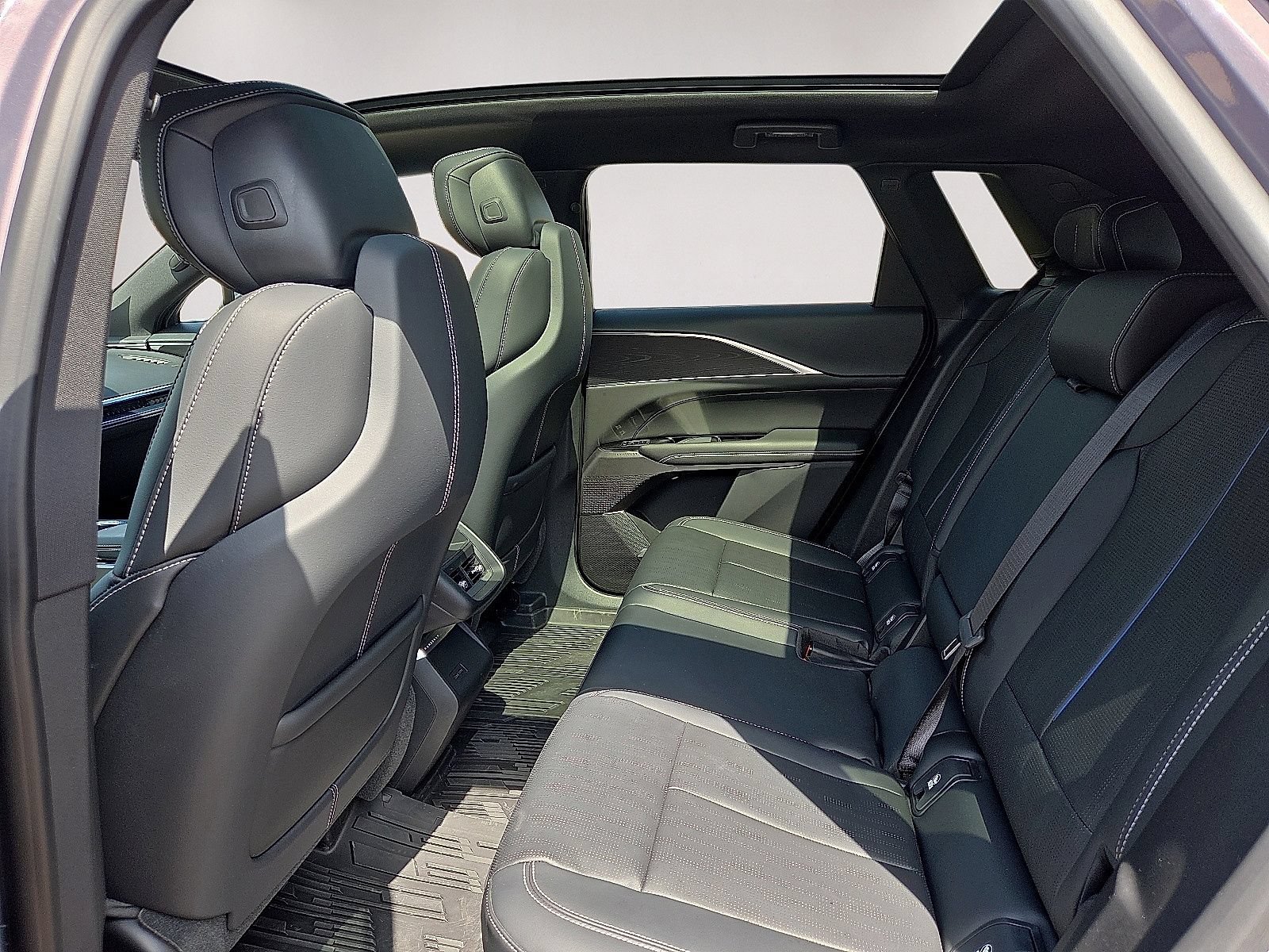 Used 2024 Cadillac Lyriq Luxury w/ LPO, Floor Liner Package AWD/4WD image 19