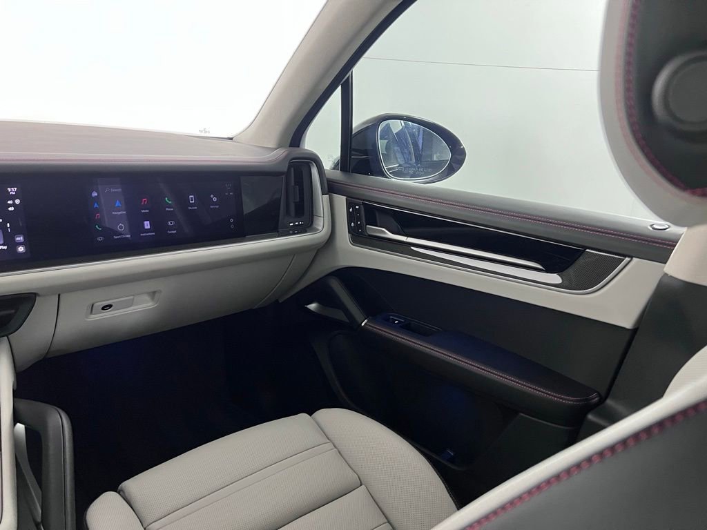 Certified 2025 Porsche Cayenne Turbo AWD/4WD image 28