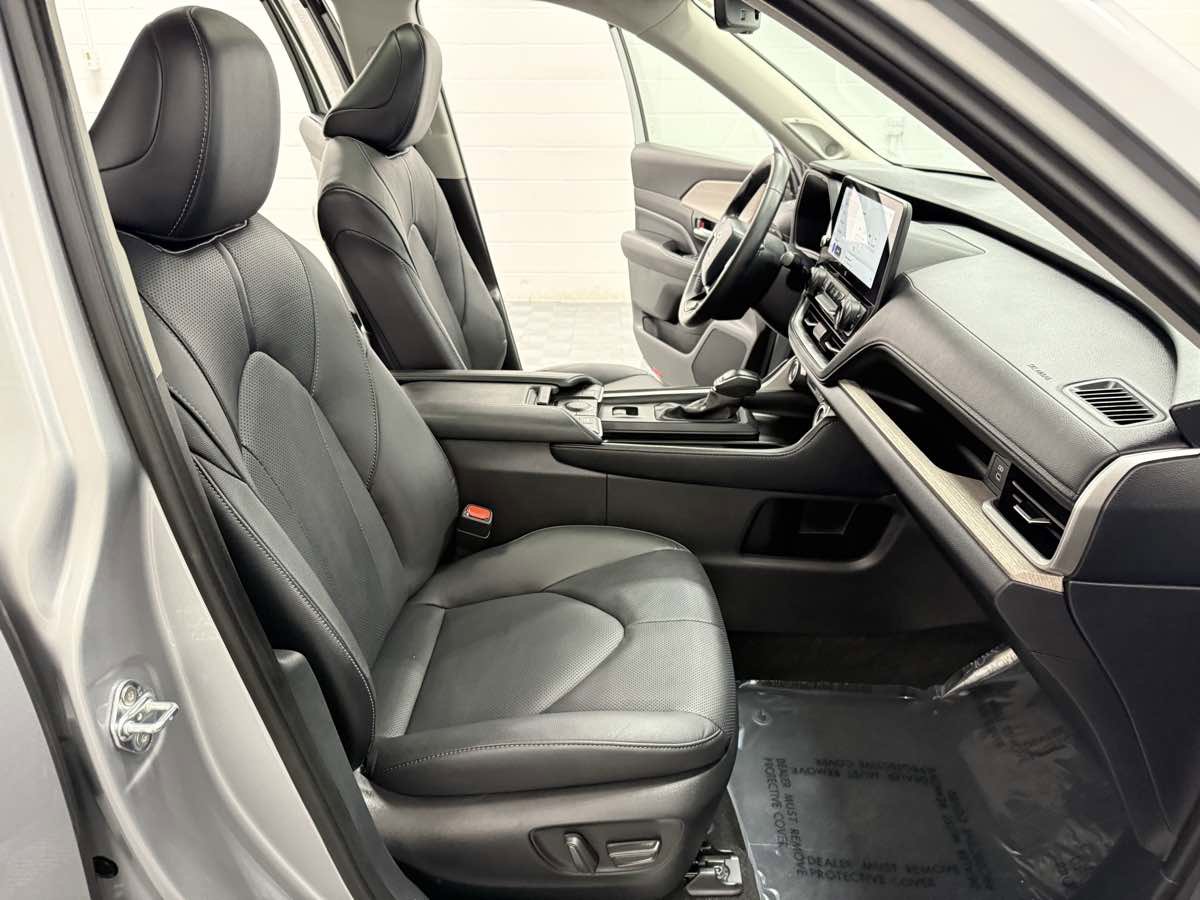 Used 2024 Toyota Grand Highlander Limited image 17