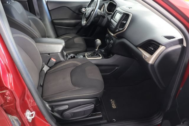 Used 2017 Jeep Cherokee Latitude AWD/4WD image 21