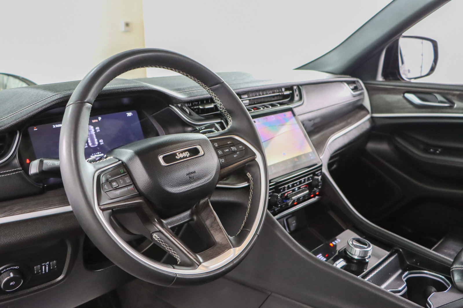 Used 2024 Jeep Grand Cherokee Limited w/ Luxury Tech Group II AWD/4WD image 25