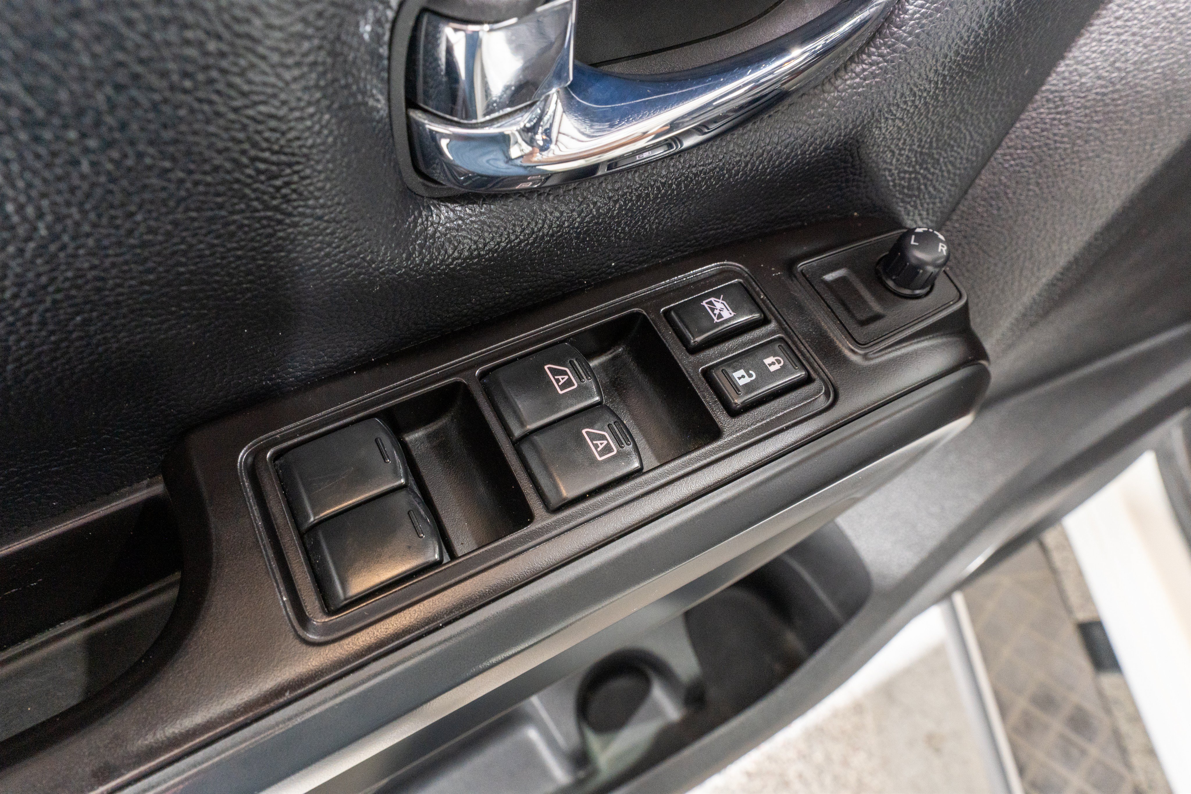 Used 2019 Nissan Titan SL w/ Midnight Edition AWD/4WD image 17