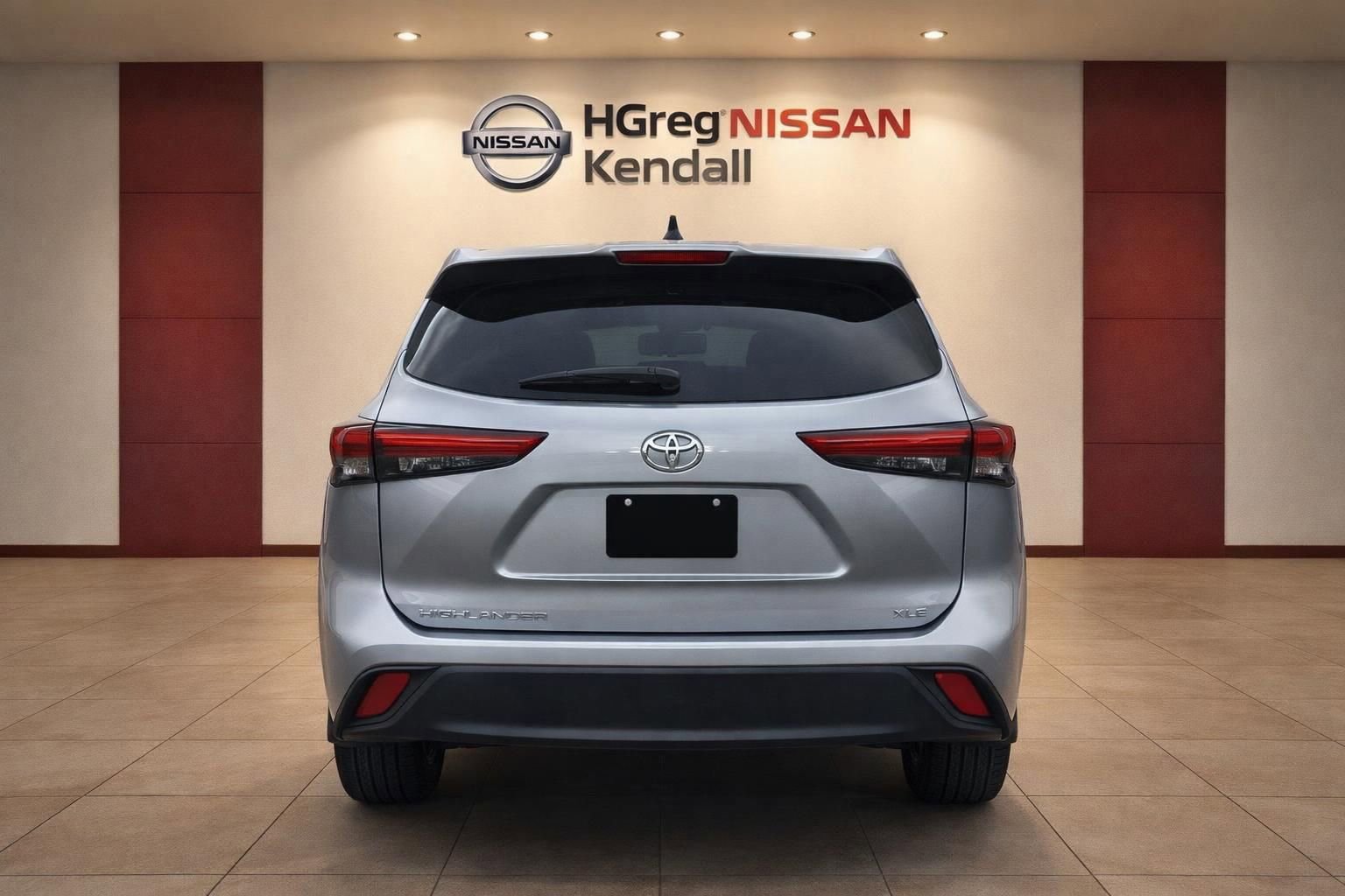 Used 2025 Toyota Highlander LE image 6