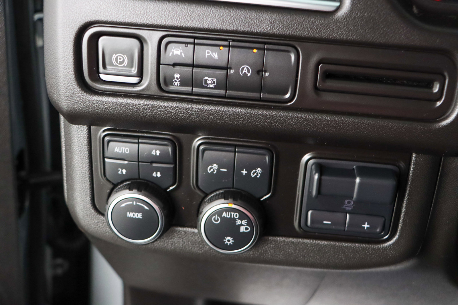 Used 2024 Chevrolet Suburban RST w/ Luxury Package image 23