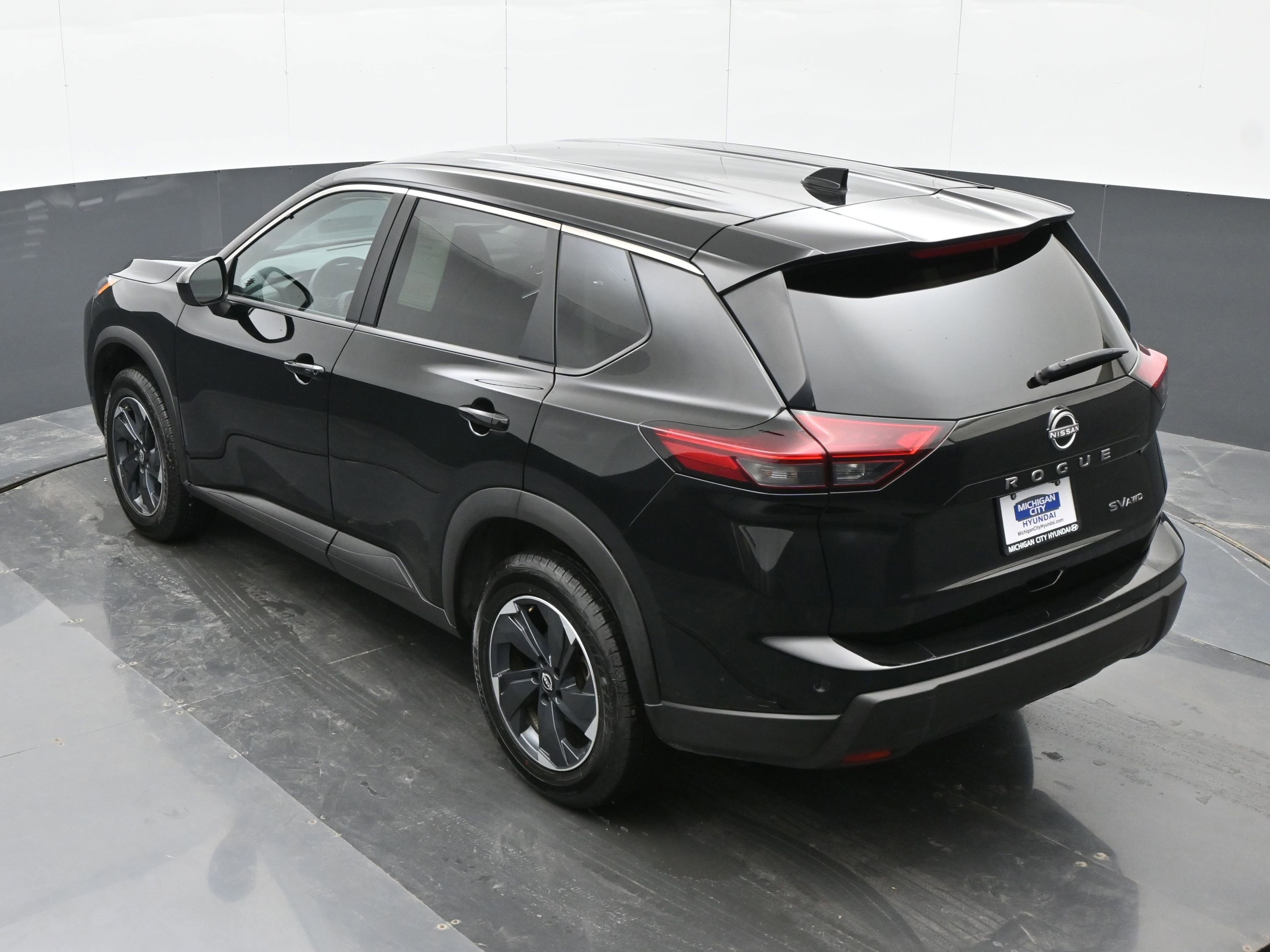 Used 2024 Nissan Rogue SV image 32