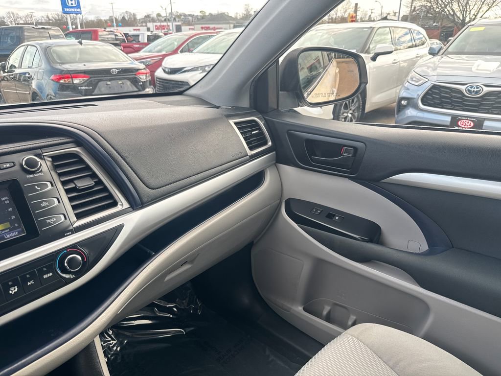 Used 2019 Toyota Highlander LE AWD/4WD image 28