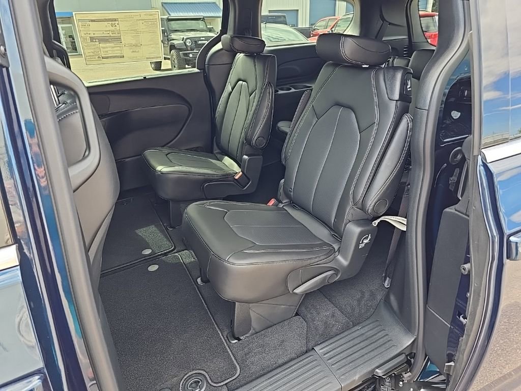 New 2025 Chrysler Pacifica Select image 21