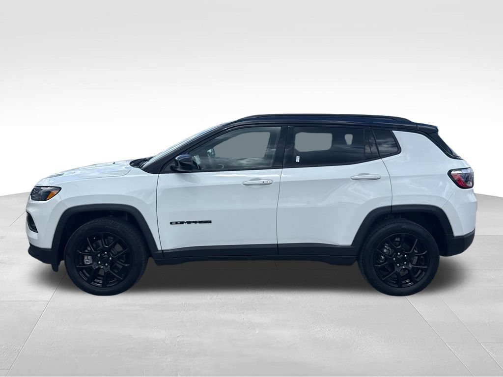 Used 2023 Jeep Compass Latitude w/ Sun and Sound Group AWD/4WD image 3