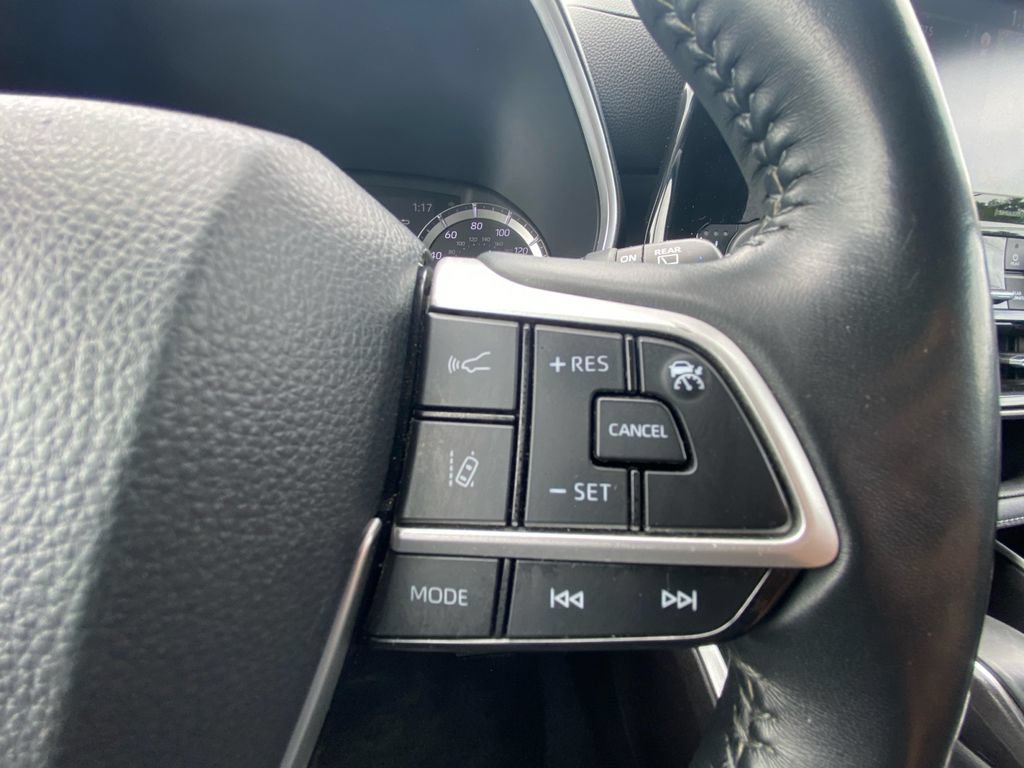 Used 2022 Toyota Highlander XLE AWD/4WD image 19