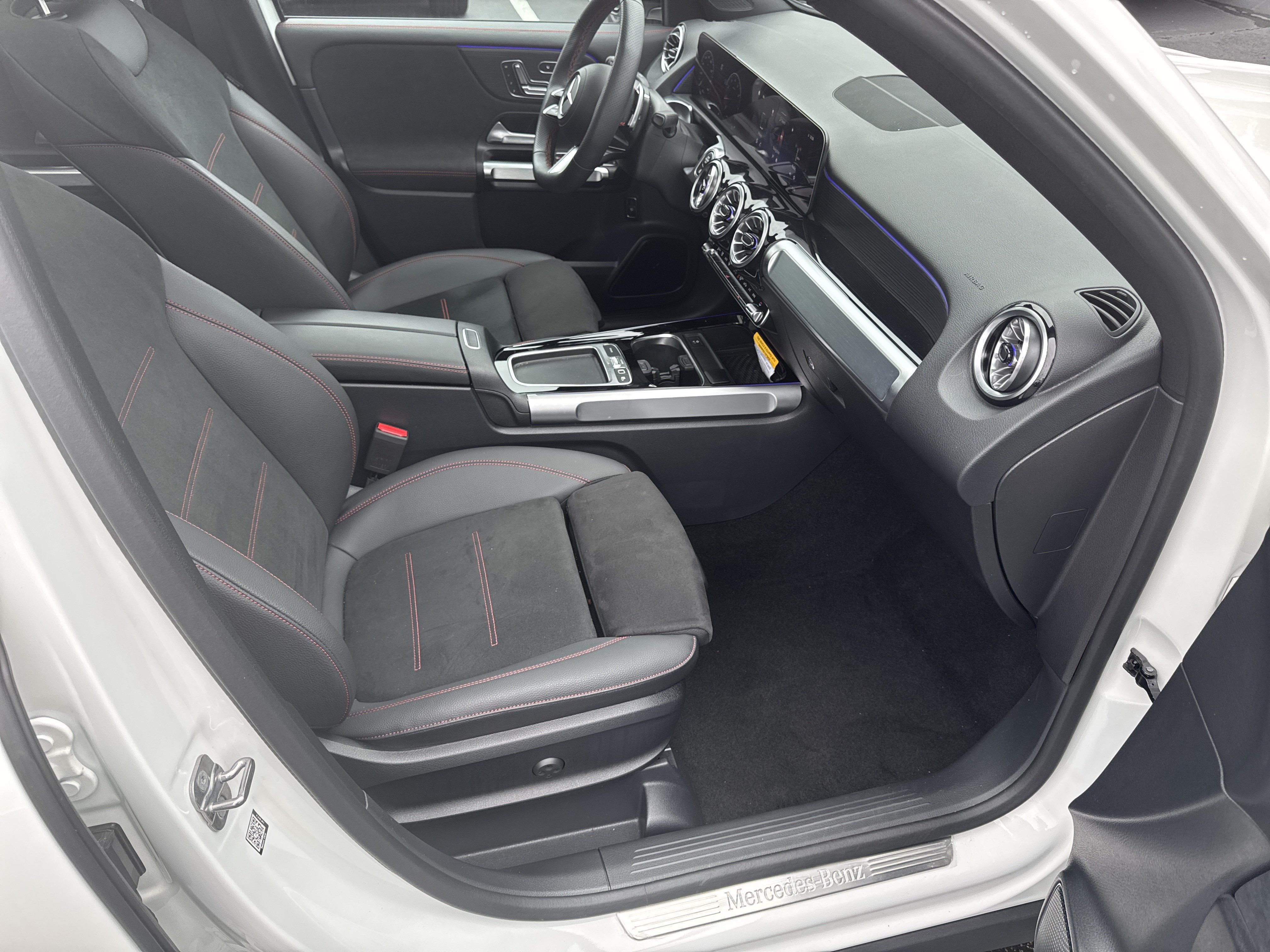 Certified 2025 Mercedes-Benz GLB 250 4MATIC image 35