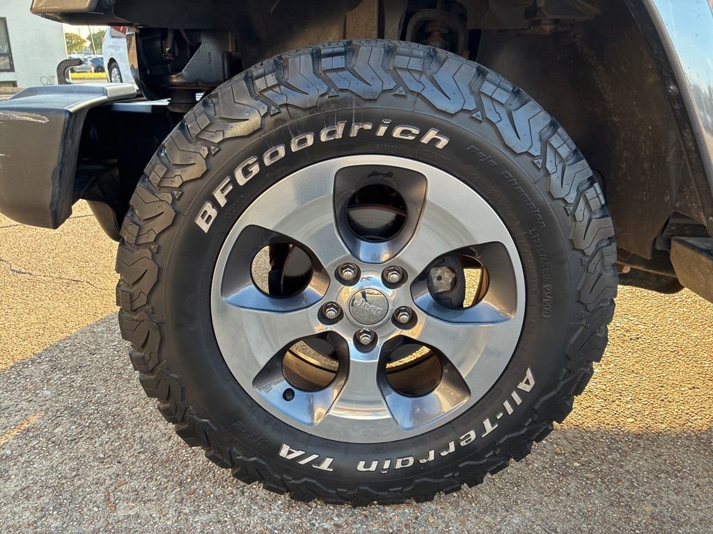 Used 2016 Jeep Wrangler Unlimited Sahara w/ Connectivity Group AWD/4WD image 10