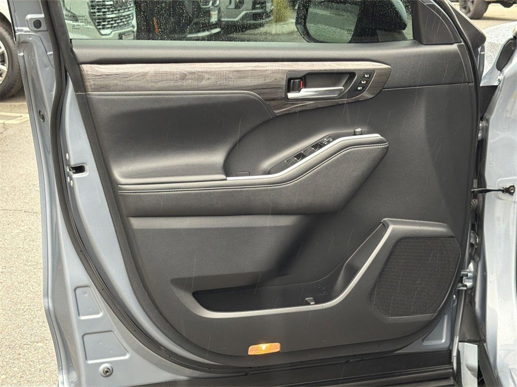 Used 2020 Toyota Highlander Platinum image 21