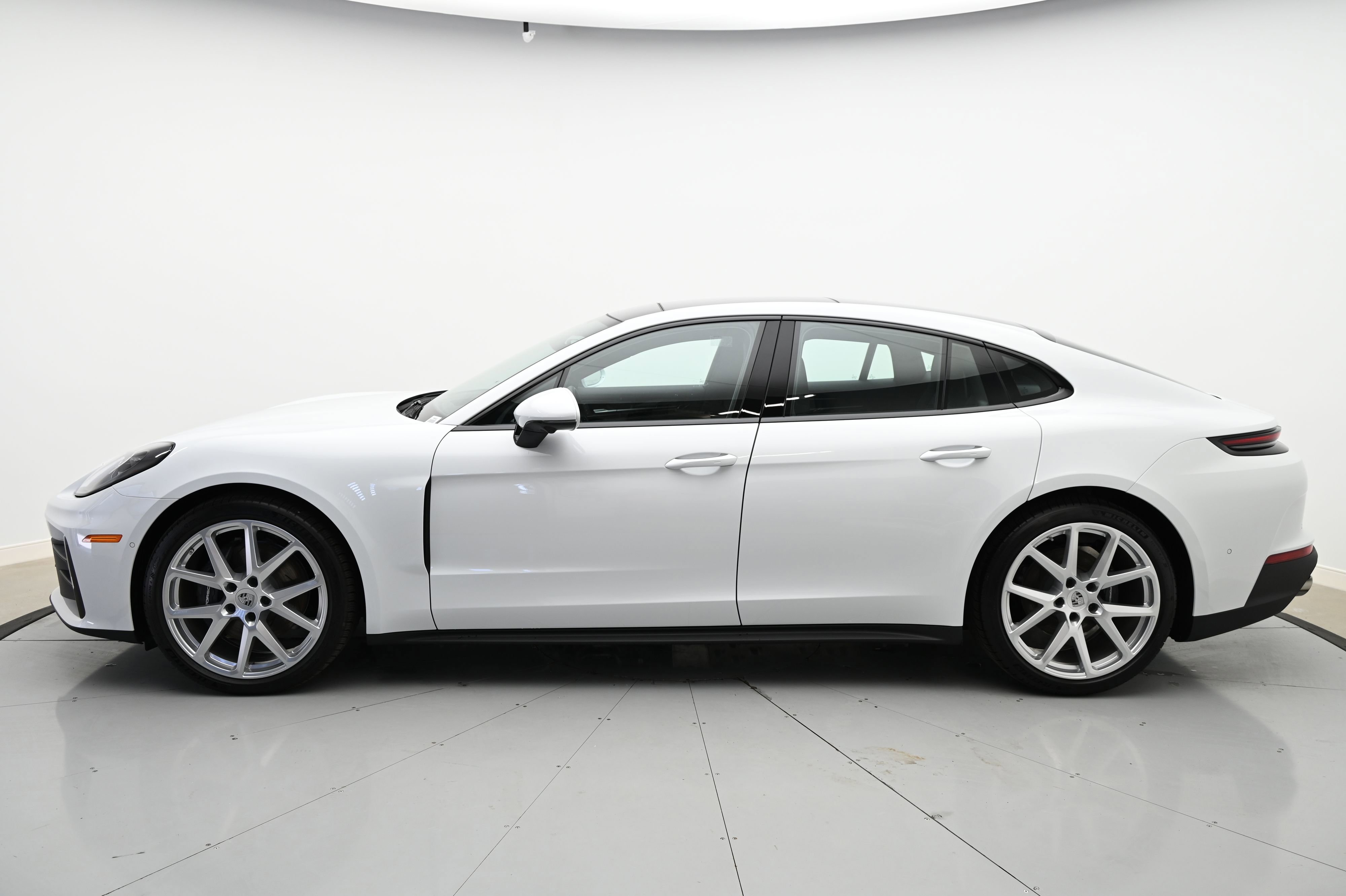 Used 2024 Porsche Panamera 4 image 2