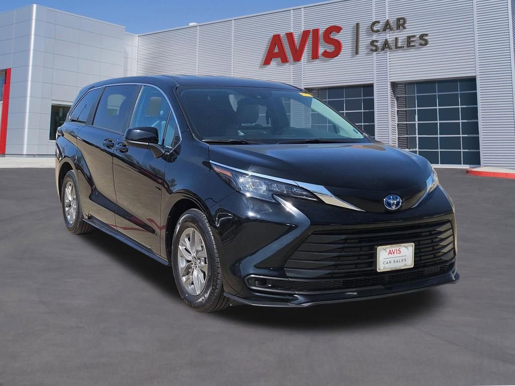 Used 2025 Toyota Sienna LE image 9