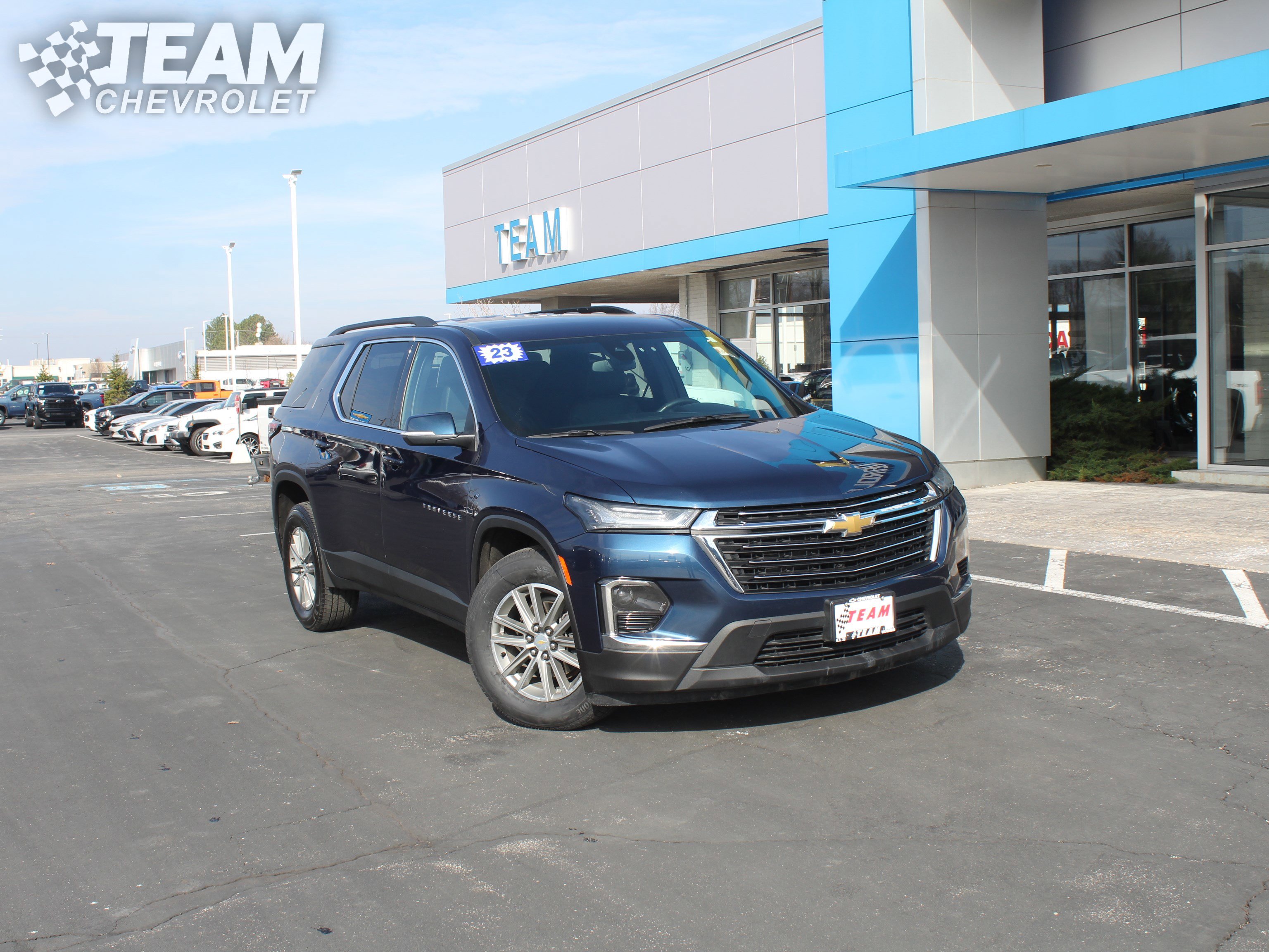 Used 2023 Chevrolet Traverse LT image 2