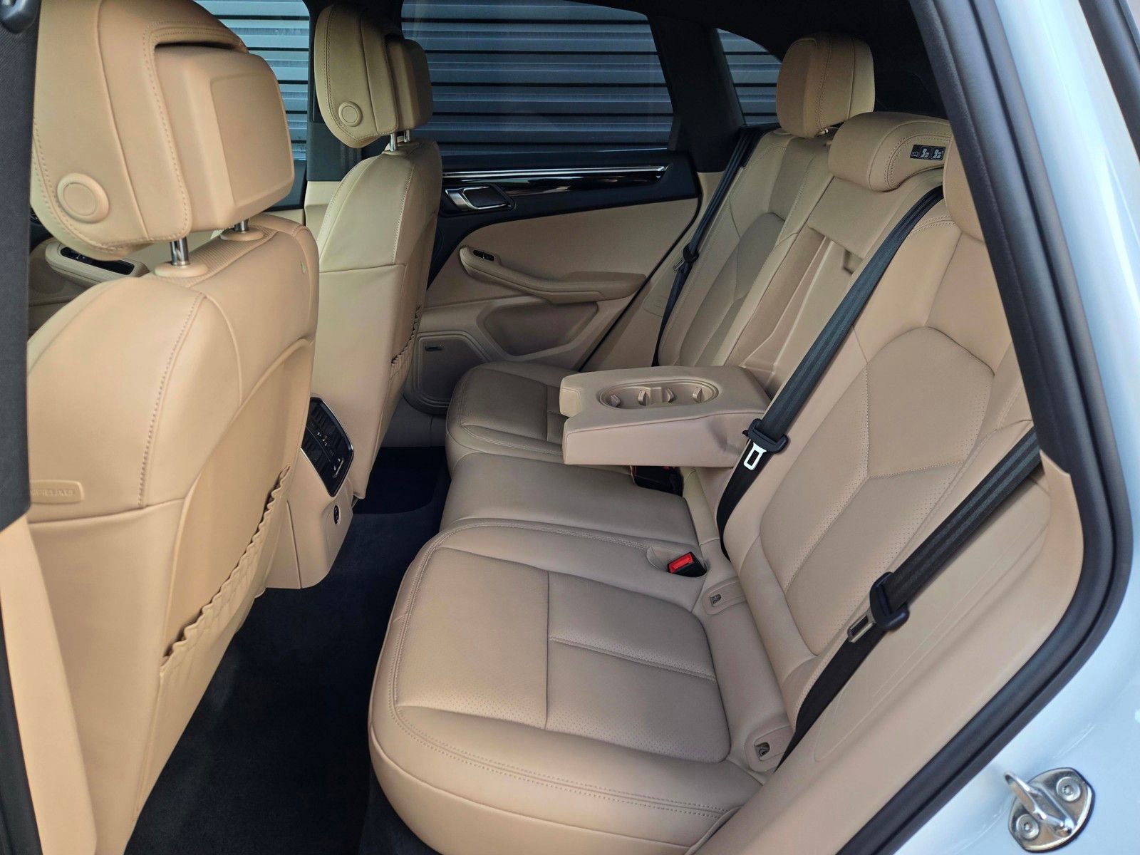 Used 2025 Porsche Macan AWD/4WD image 19