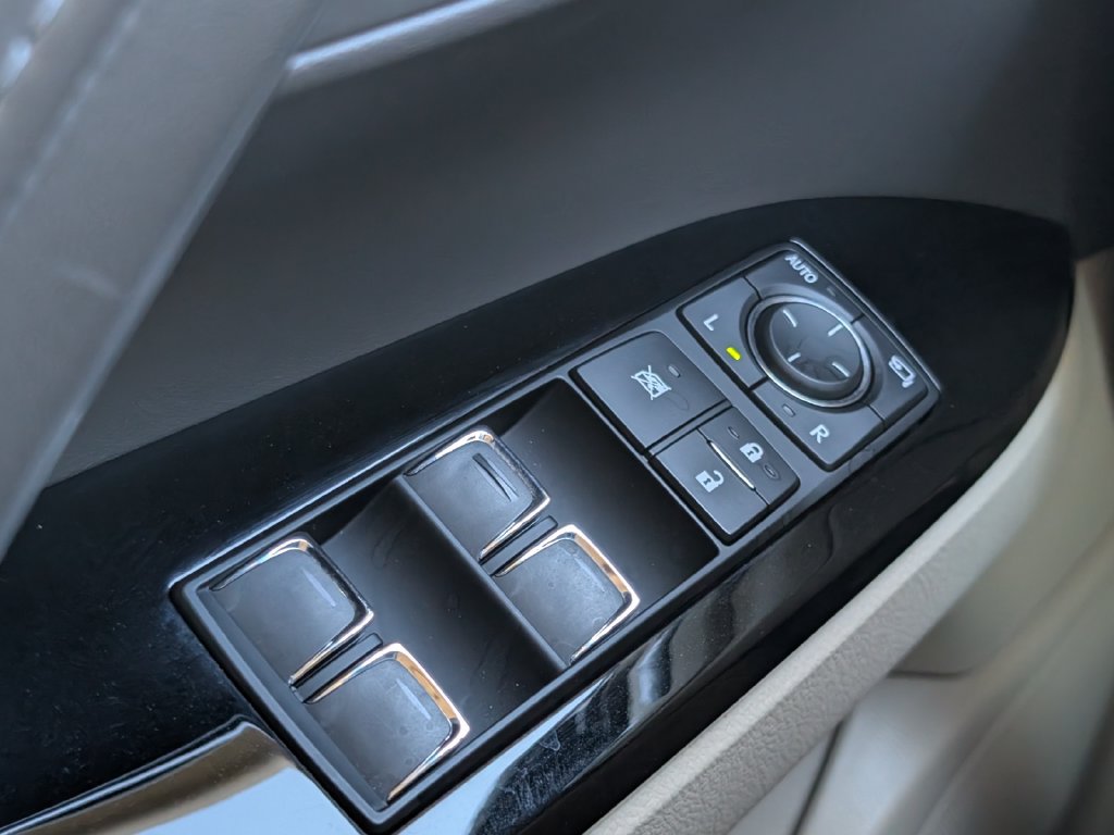 Used 2021 Lexus LX 570 4WD w/ Luxury Package image 11