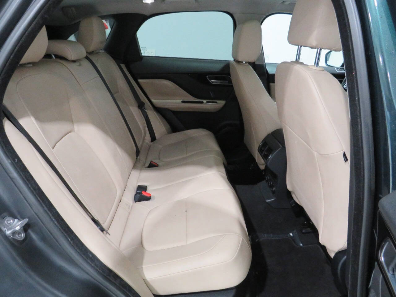 Used 2017 Jaguar F-PACE Premium image 12
