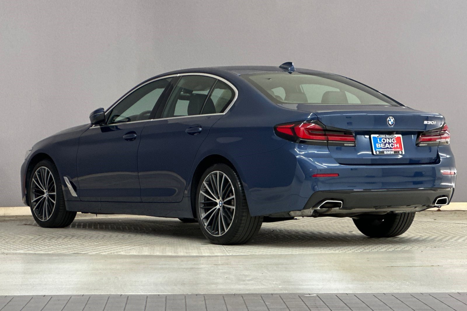 Certified 2023 BMW 530i w/ Convenience Package image 3
