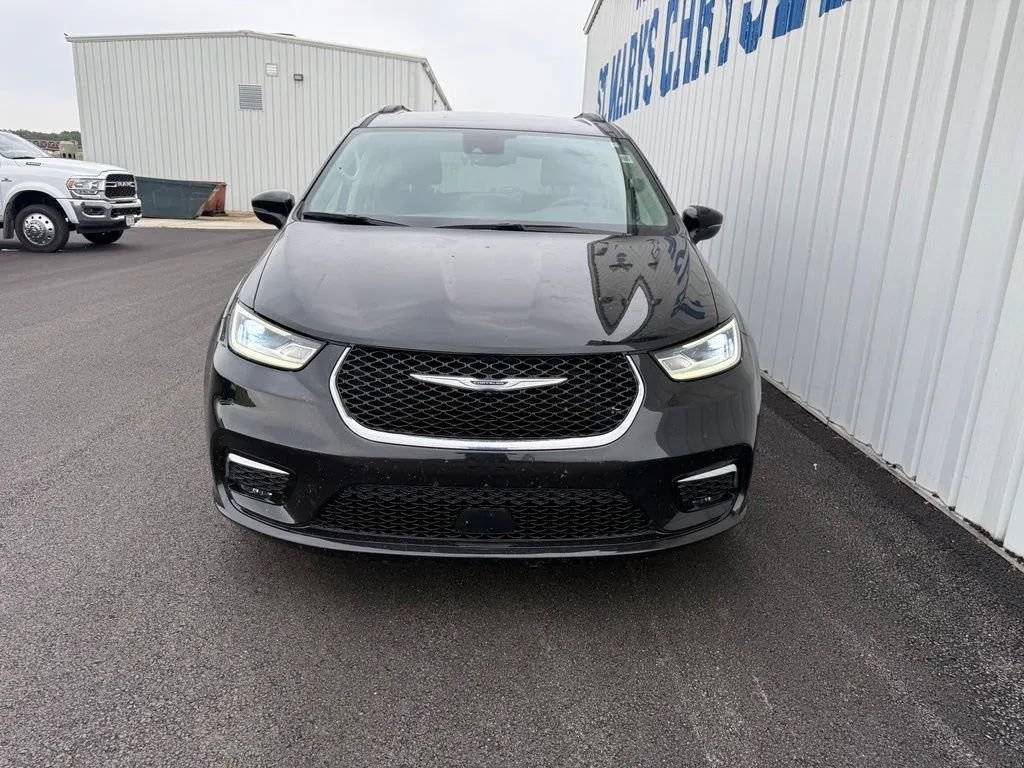 Used 2021 Chrysler Pacifica Touring w/ Cold Weather Group FWD image 3