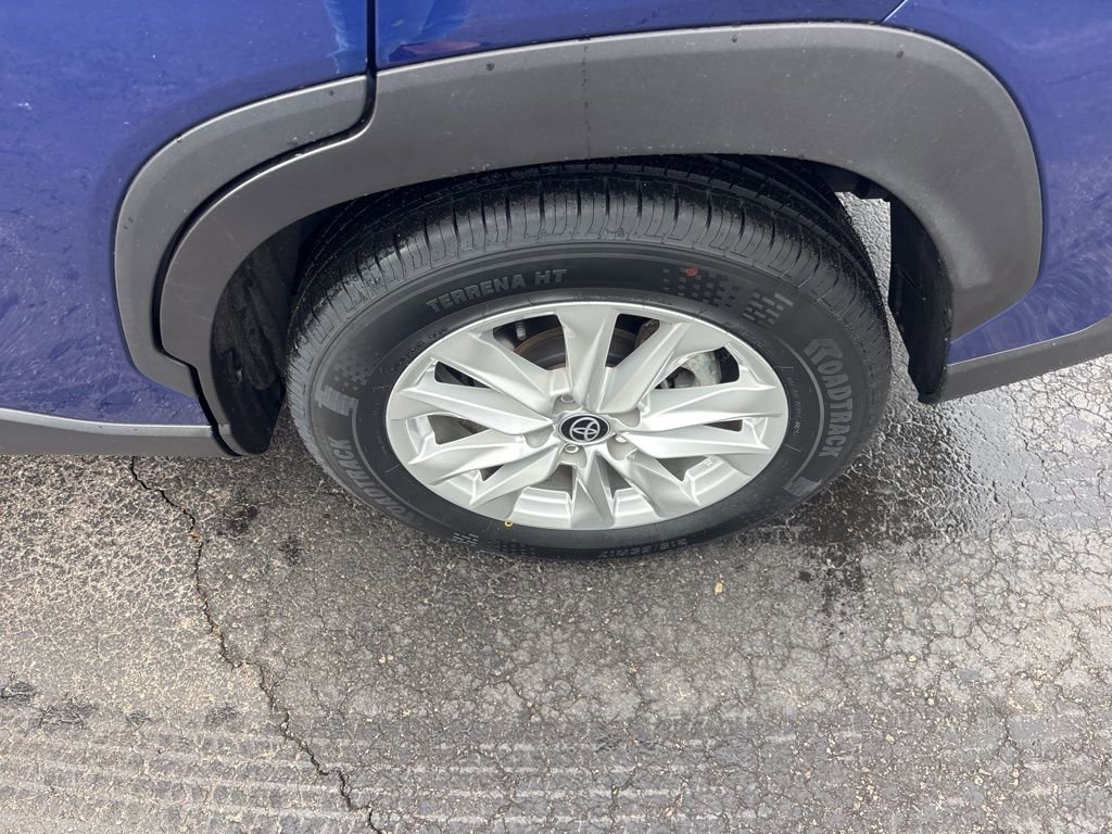 Used 2023 Toyota Corolla Cross LE w/ Moonroof Package image 11