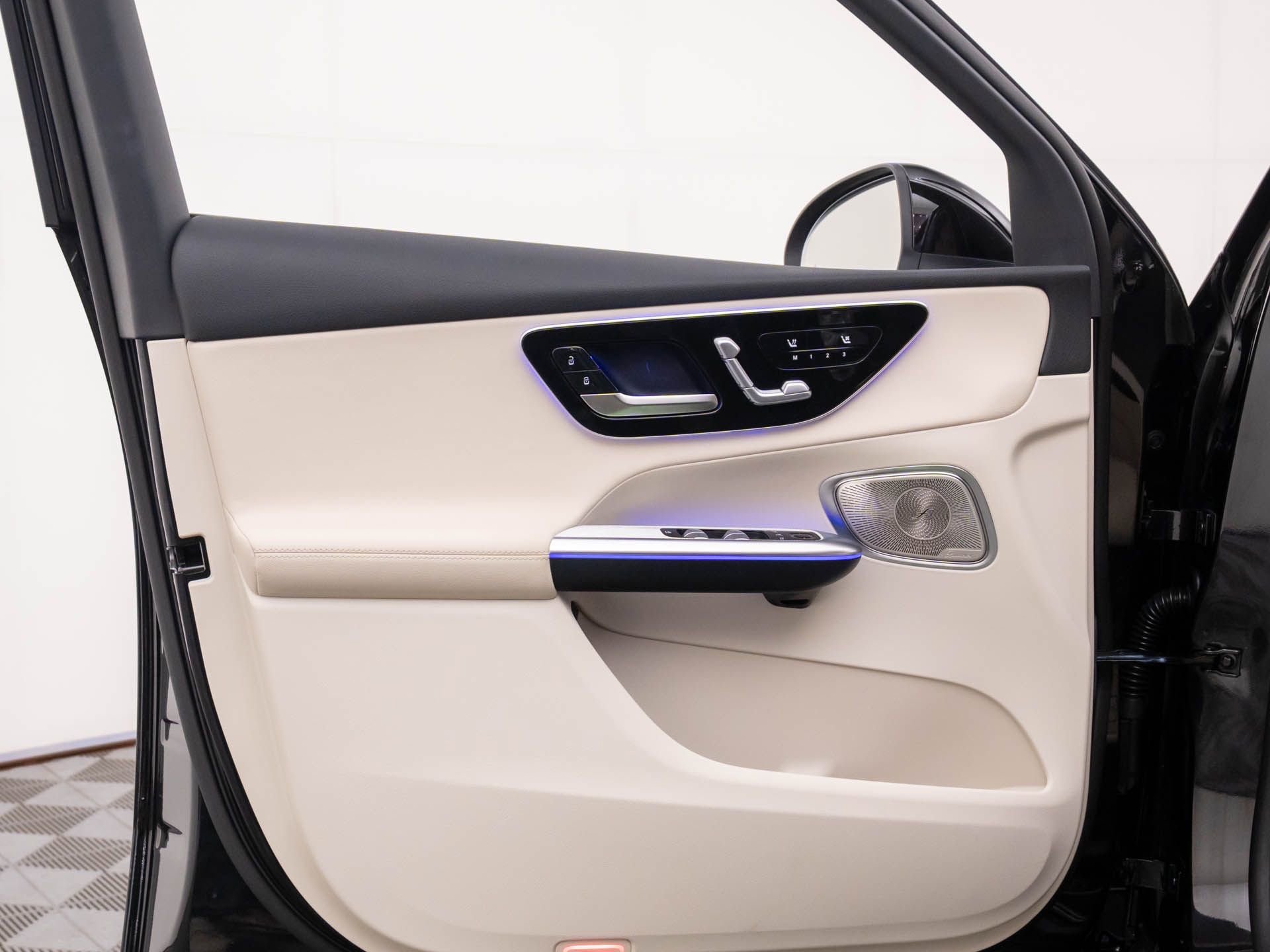 Used 2025 Mercedes-Benz GLC 350e 4MATIC image 13