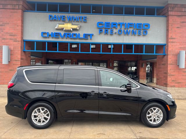 Used 2025 Chrysler Pacifica Select image 10
