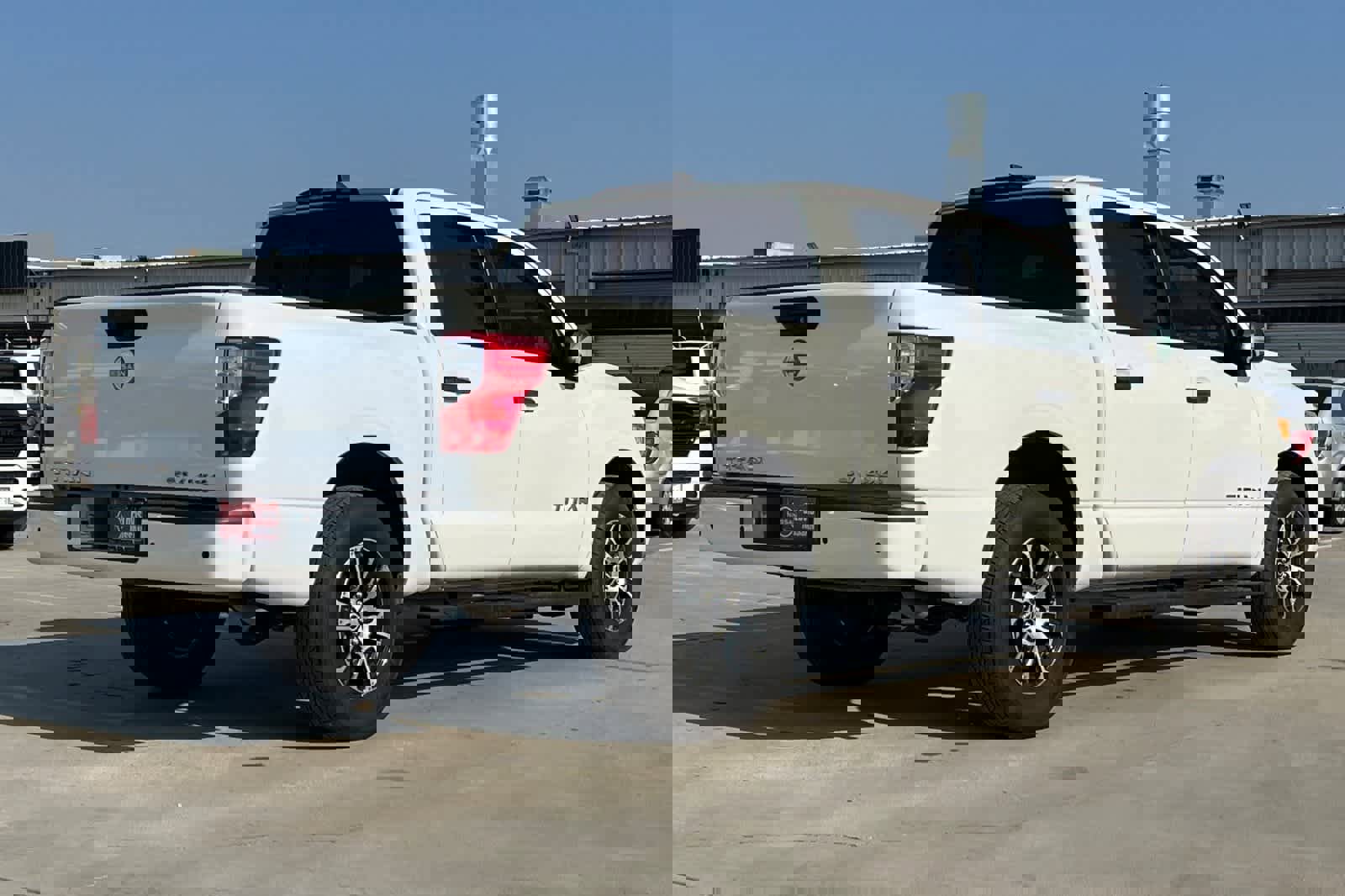 Used 2023 Nissan Titan SV image 3