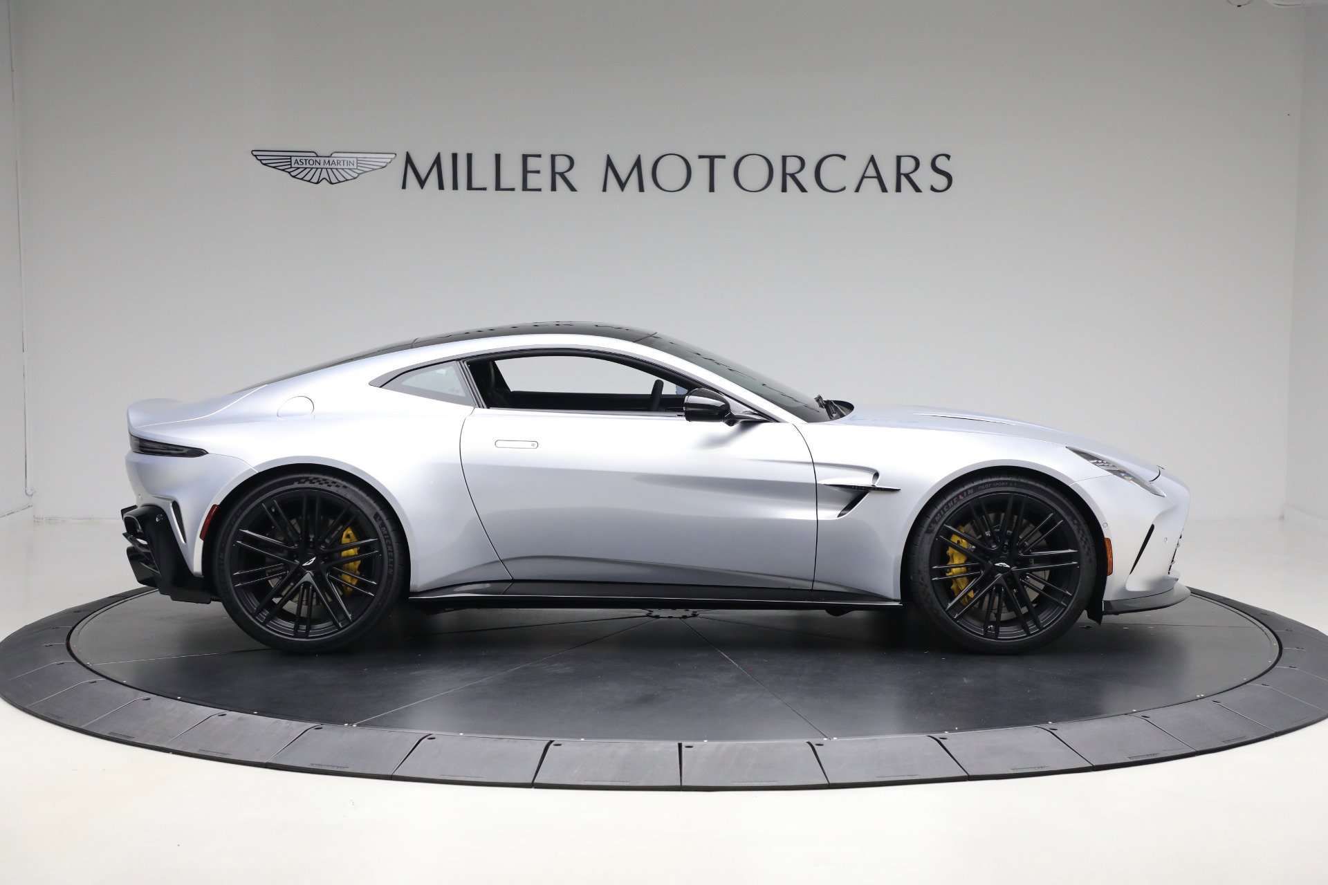 New 2026 Aston Martin V8 Vantage Coupe image 9