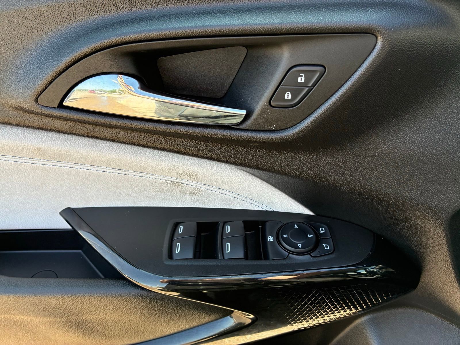 Used 2025 Chevrolet Trax LT FWD image 5