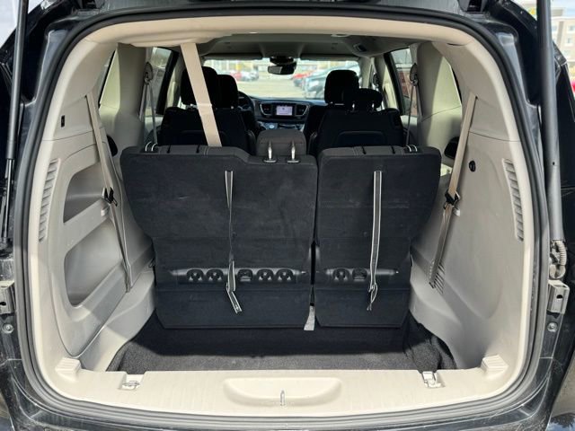 Used 2024 Chrysler Voyager LX image 39