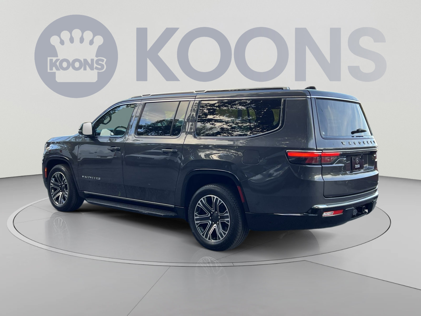 Used 2024 Jeep Wagoneer L Series II w/ Flexible Seating Group AWD/4WD image 8