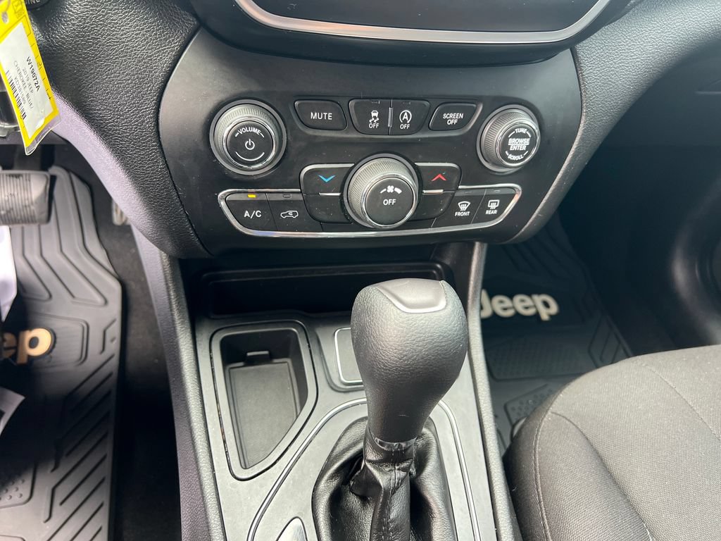 Used 2019 Jeep Cherokee Latitude w/ Popular Appearance Group FWD image 22