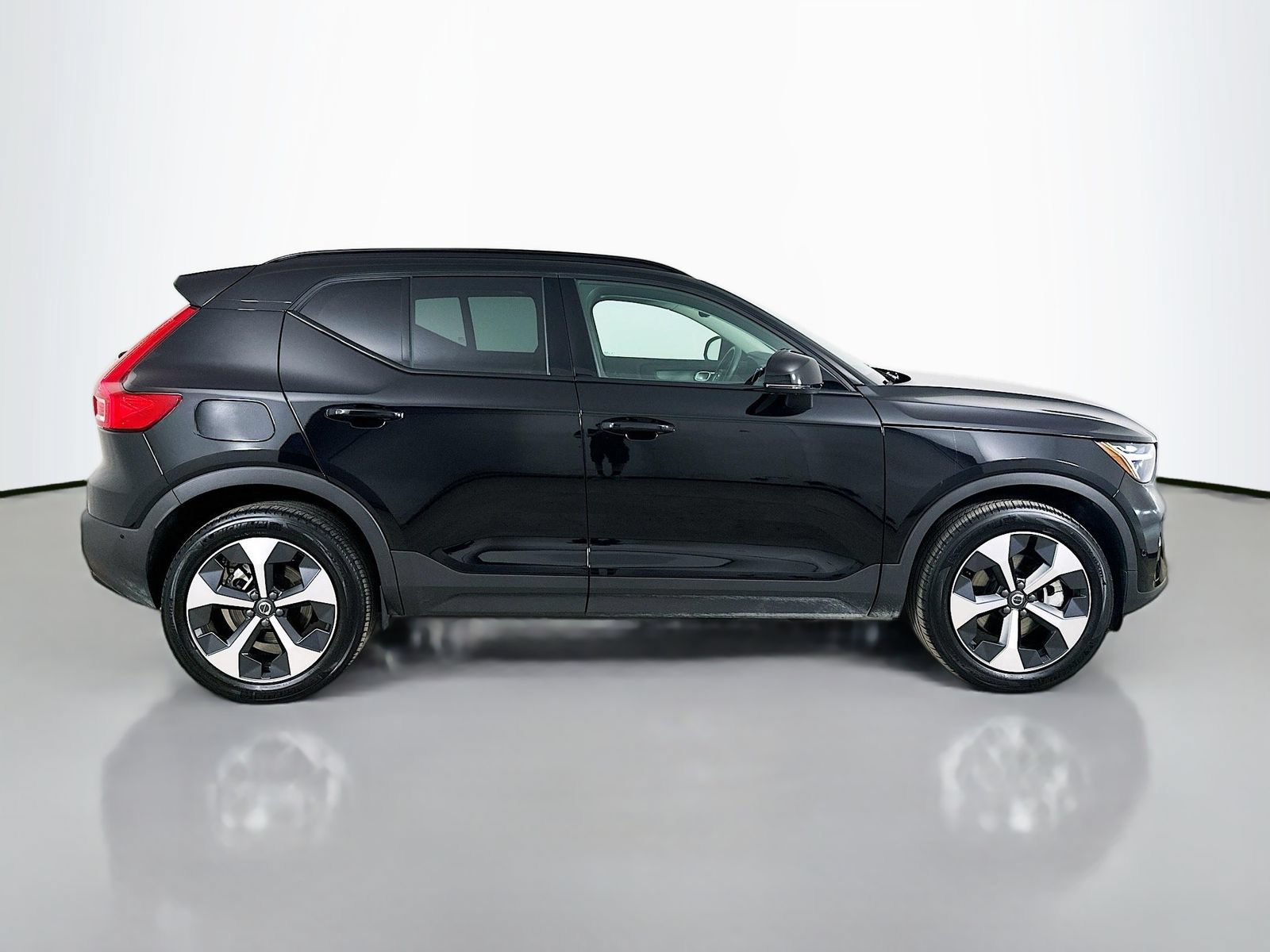 Used 2026 Volvo XC40 B5 Plus AWD/4WD image 4