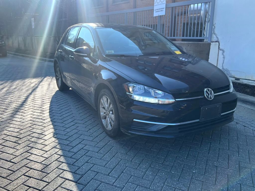 Used 2021 Volkswagen Golf 4-Door image 3