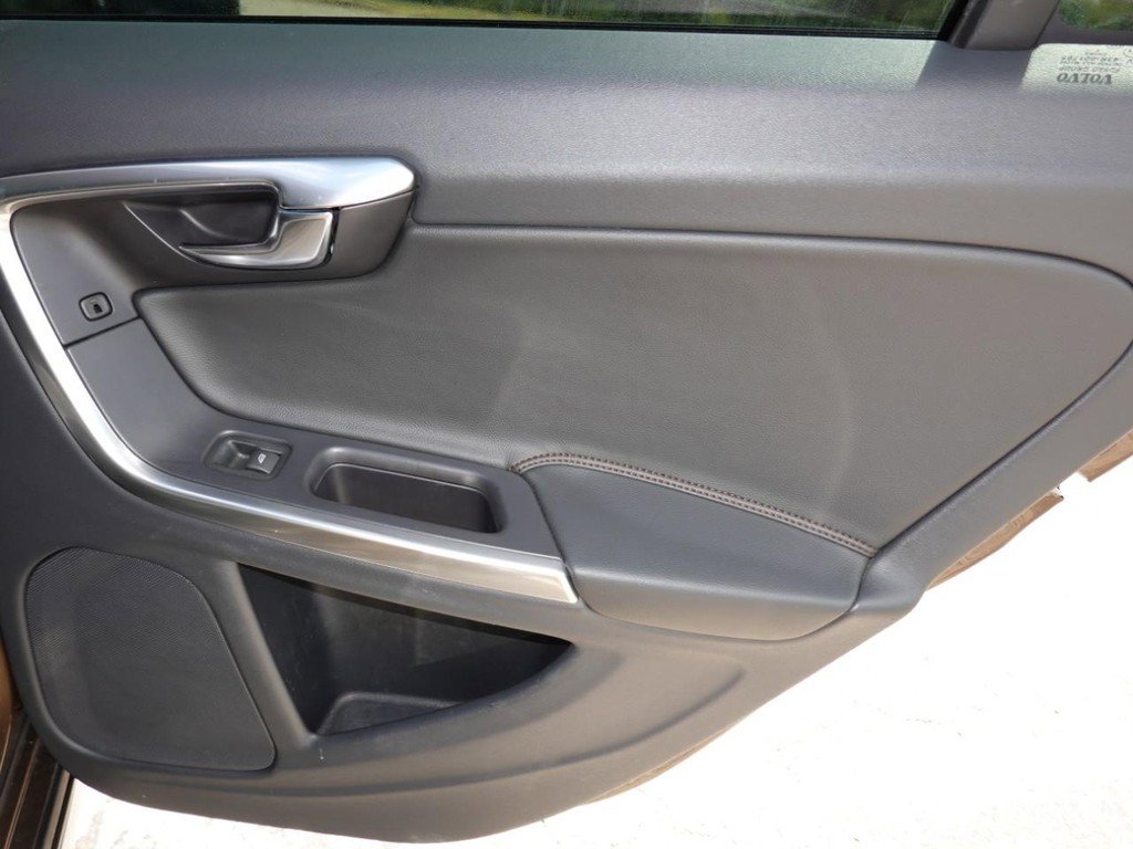 Used 2016 Volvo V60 T5 Cross Country Platinum image 27