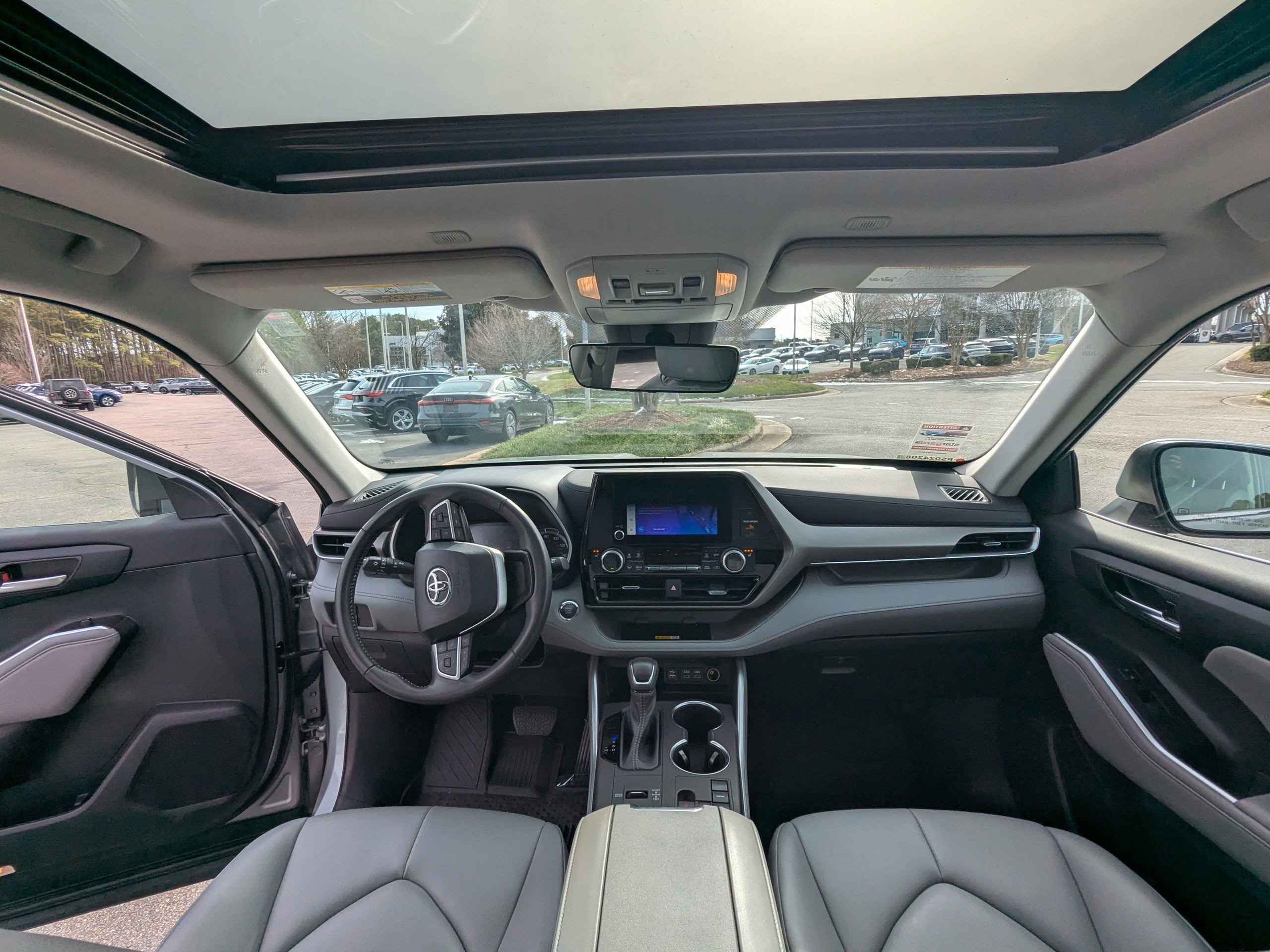 Used 2023 Toyota Highlander XLE image 12