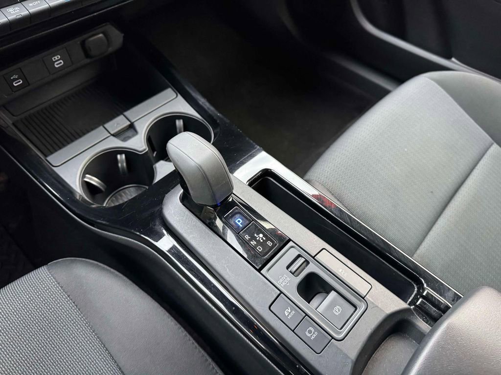 Used 2024 Toyota Prius LE FWD image 28