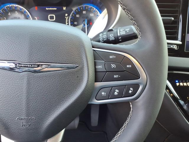 Used 2025 Chrysler Pacifica Select image 10
