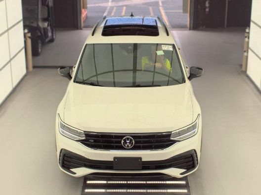 Used 2023 Volkswagen Tiguan SE R-Line AWD/4WD image 5