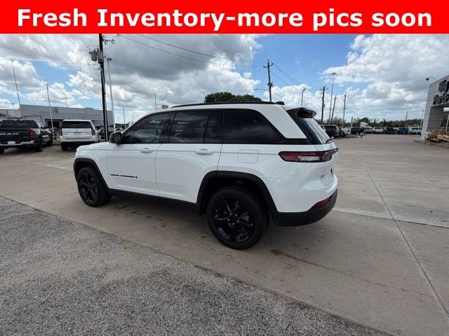 Used 2023 Jeep Grand Cherokee Altitude image 3