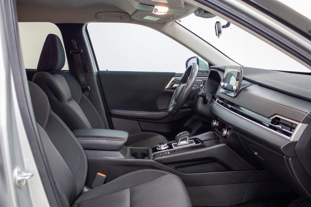 Used 2024 Mitsubishi Outlander ES image 9