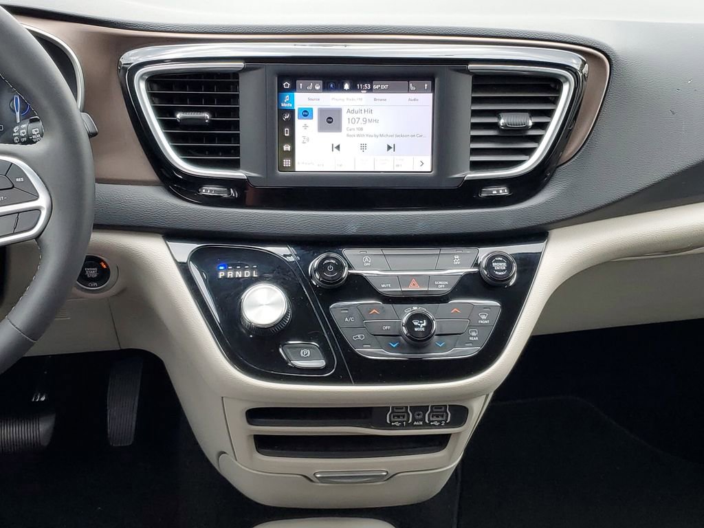 Used 2022 Chrysler Voyager LX image 27