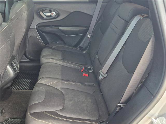 Used 2016 Jeep Cherokee Latitude w/ Comfort/Convenience Group AWD/4WD image 19