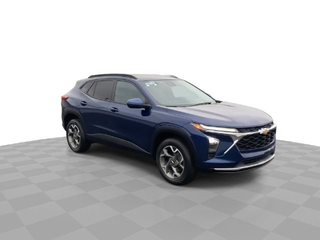 Used 2024 Chevrolet Trax LT w/ Driver Confidence Package FWD image 2