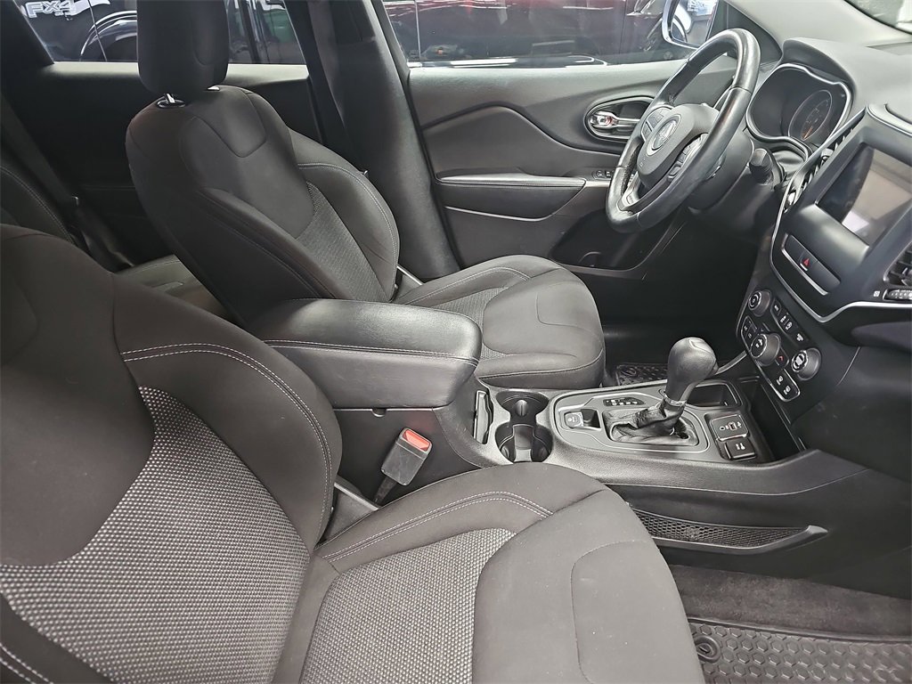 Used 2019 Jeep Cherokee Latitude w/ Cold Weather Group image 10