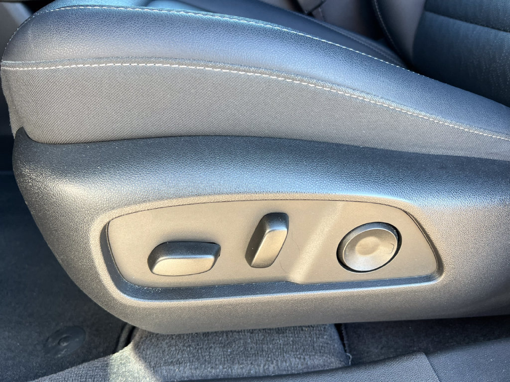 Used 2025 Chevrolet Equinox LT w/ Convenience Package II FWD image 9