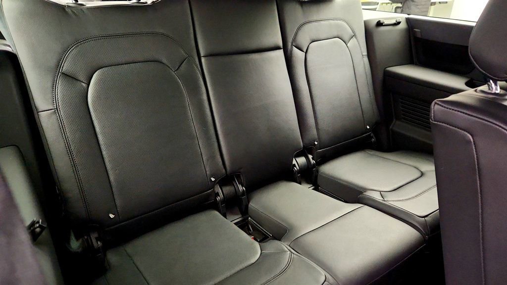 Used 2024 Land Rover Defender 130 X-Dynamic SE image 24