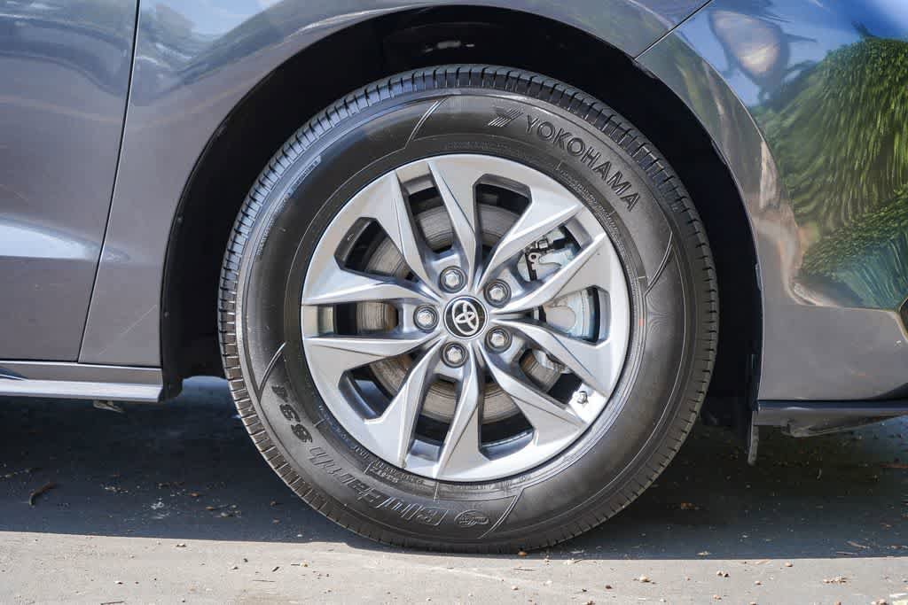 Used 2025 Toyota Sienna LE FWD image 9